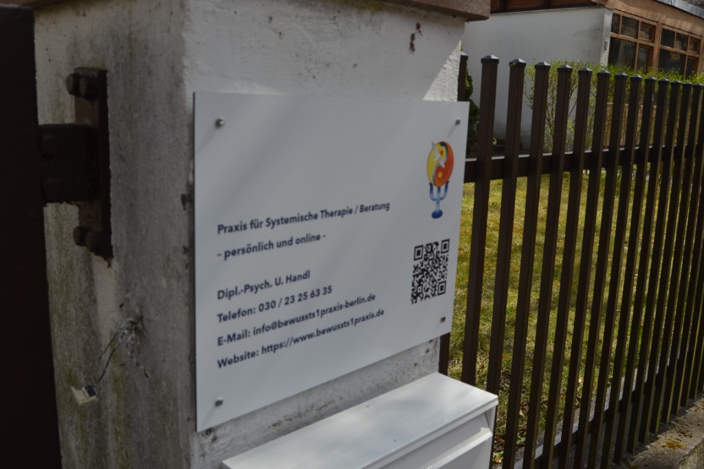 Praxis-Schild am Eingang in der Davoser Straße 8a, Berlin: Praxis für Systemische Therapie und Beratung, persönlich und online, Dipl.-Psych. Ushy Handl, Telefon und Kontakt.
